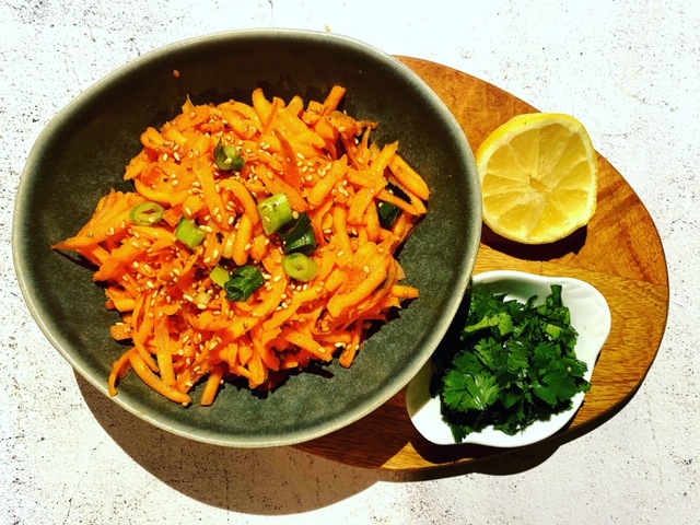 Scharfer Karottensalat mit Sesam - Claudia&amp;#39;s Kitchen